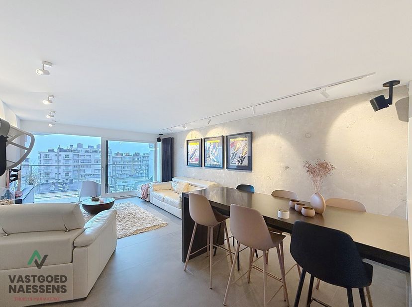 Cet appartement 2 chambres magnifiquement rénové est situé au 8ème étage de la résidence parfaitement entretenue EQUUS. La résidence est située près d