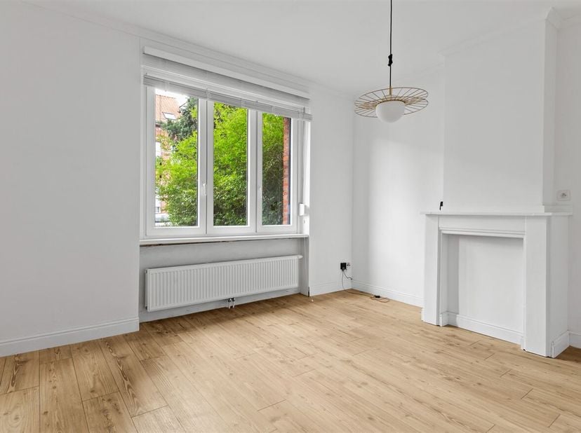 Welkom in deze recent gerenoveerde woning waar authenticiteit en hedendaags comfort mooi samenkomen. Via de inkomhal met authentieke elementen betreed