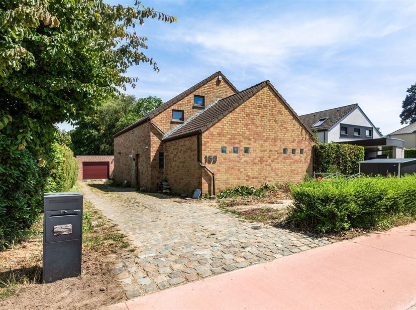 Ruime vrijstaande gezinswoning op een prachtig perceel van 1.080 m² nabij het centrum van Mol<br />
·Vrijstaande woning op een perceel van 1.080 m² <b