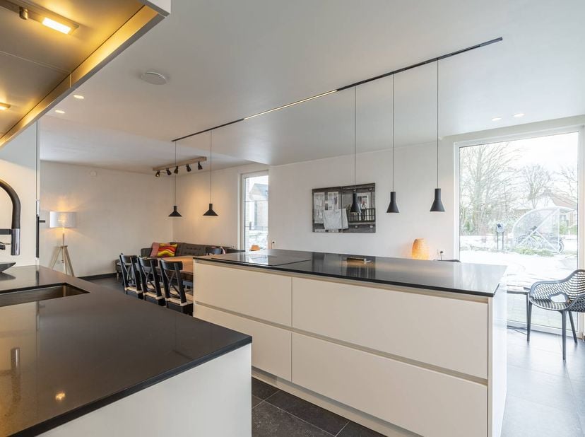 Deze energiezuinige woning is instapklaar en voorzien van alle nieuwe technieken: vloerverwarming, ventilatiesysteem D, domotica, zonnepanelen... Een
