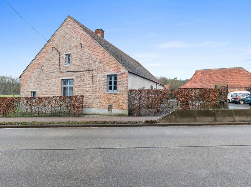 GROBBENDONK - Hoeve met prachtige Kempische schuur en weide op ca. 78 are<br />
Deze karaktervolle hoeve “Ter Hulsdonck” is gelegen in één van de char