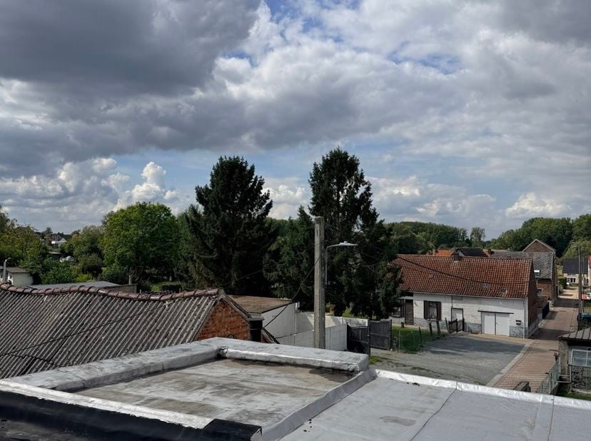 Ruime woning met karakter, tuin en bijgebouwen in een groene omgeving nabij De Gavers.<br />
<br />
Droomt u van rust, ruimte en een woning met potent