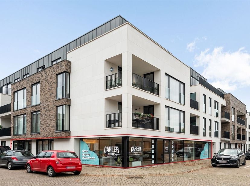 Ligging: Op een centrale en vlot bereikbare locatie in Brasschaat bevindt zich dit lichtrijke en polyvalente commerciële gelijkvloers, op slechts 200