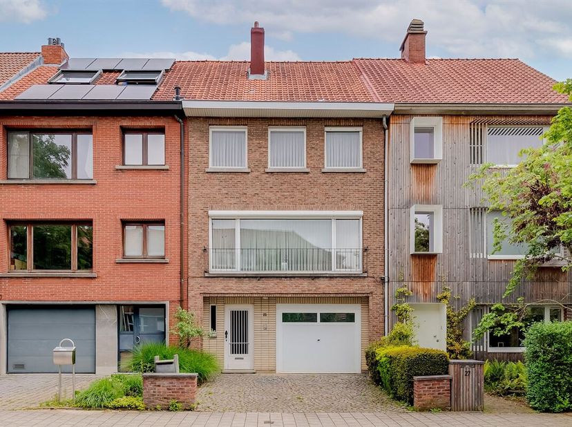 Charmante maison bel-etage de qualité avec 4 chambres à coucher dans un emplacement de choix à Mortsel.<br />
La maison bien entretenue avec un beau j