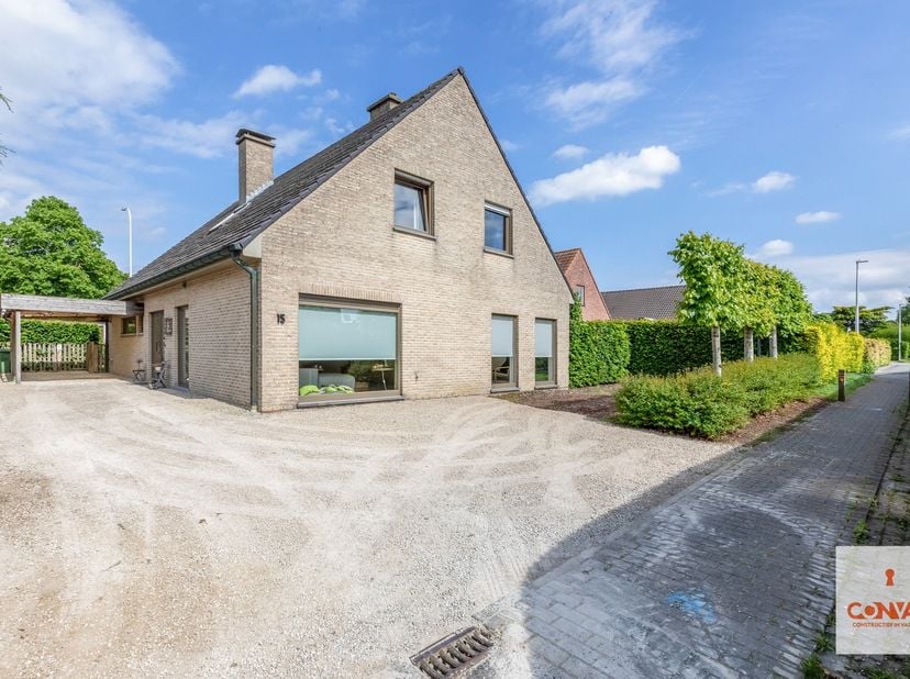 Deze perfect instapklare woning met vier slaapkamers is gelegen in een rustige, residentiële woonwijk te Vosselare.&amp;nbsp;<br />
<br />
Via de inkomhal