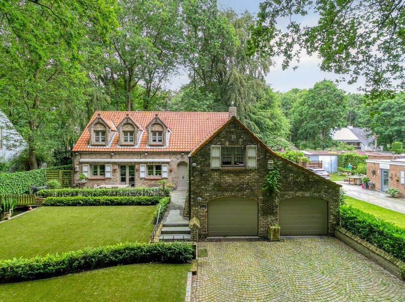 In één van de meest gegeerde residentiële woonlanen van Sint-Kruis bevindt zich deze stijlvolle villa met een bewoonbare oppervlakte van 269 m², geleg