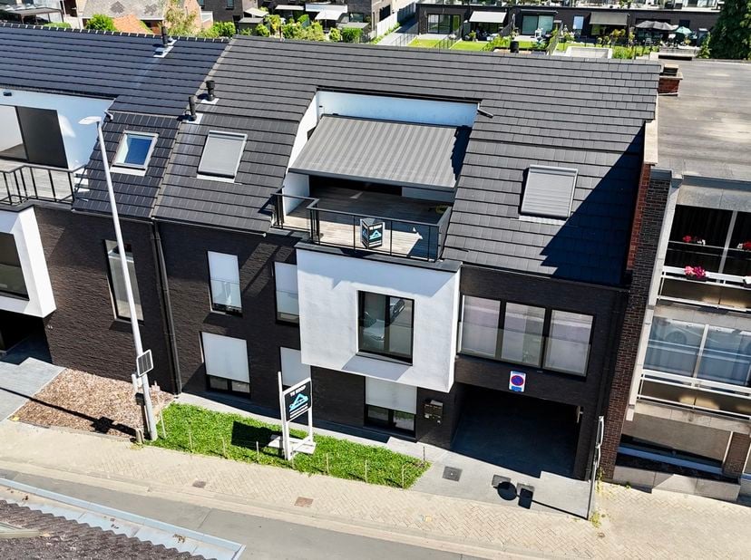 Instapklare, energiezuinige penthouse in het centrum van Opwijk. Deze penthouse, als enig appartement gelegen op de tweede verdieping, beschikt over e
