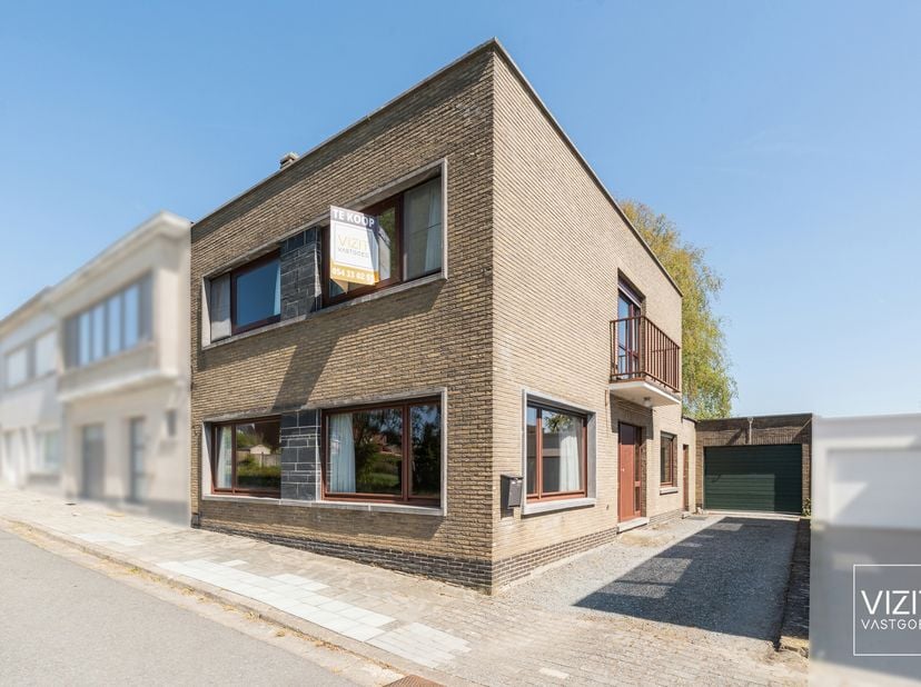 Deze woning is centraal gelegen in Ninove, op wandelafstand van het station. Het gelijkvloers omvat een inkomhal, een toilet, een woon- en eetkamer me