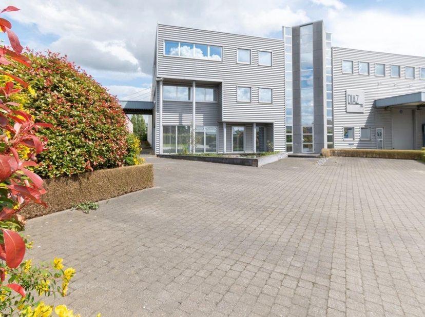 TE HUUR :  Multifunctioneel KANTOORGEBOUW (kantoorruimte/groepspraktijk/vrij beroep, …) in TIELT met 8 ruime bureaus en een grote PARKING vooraan. All