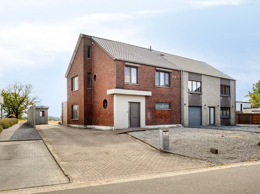 Op een rustige ligging in de Watertorenstraat in Diepenbeek bevindt zich deze charmante halfopen gezinswoning. De woning dateert oorspronkelijk uit 19