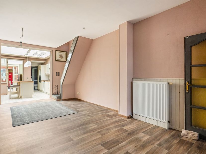 Instapklare woning met 4 slaapkamers op rustige en centrale ligging in Mechelen<br />
Deze ruime woning is gelegen in een rustige straat, vlak bij het