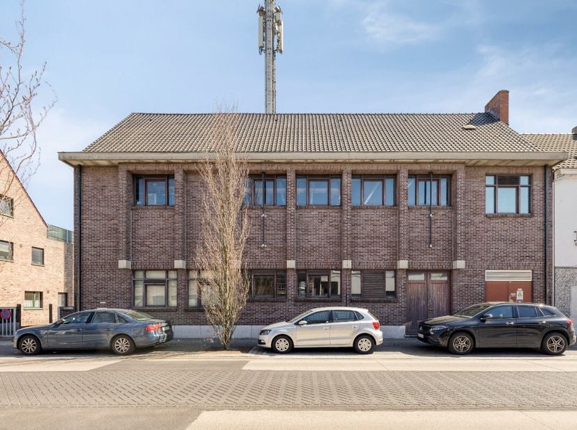 Te koop in Sint-Katelijne-Waver: multifunctioneel gebouw met tal van mogelijkheden, gelegen in woongebied aan de stadsrand, nabij scholen, openbaar ve