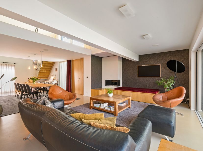 Deze recente, moderne woning bevindt zich op een perceel van 1.164 m² en biedt uitzonderlijk veel inrichtingsmogelijkheden: zorgwoning, extra slaapkam