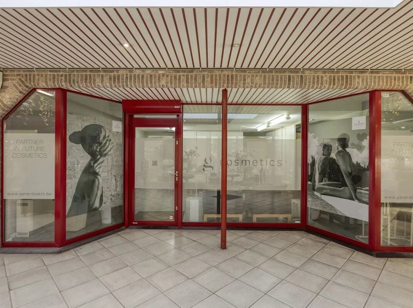WINKELRUIMTE VAN +/- 80 M² IN GALERIJ RUBENS IN LANAKEN<br />
In het centrum van Lanaken vindt u op de Stationsstraat in "Galerij Rubens " deze polyva
