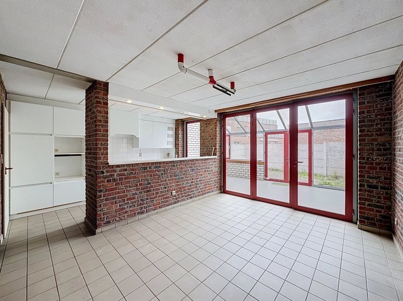 Deze woning is gelegen in een zijstraatje te Mol-Ginderbuiten. Ideaal gelegen tov lokale handelaars alsook tov de ring richting Lommel en Geel.<br />
