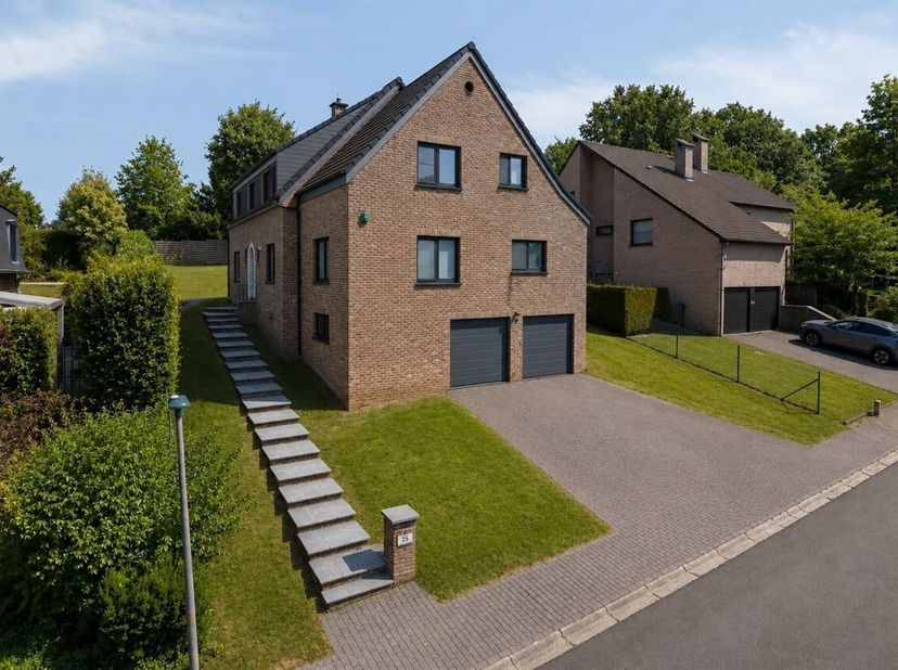 Villa spacieuse entièrement rénovée, bénéficiant d'un emplacement de choix dans le quartier très prisé de Ten Trappen, située sur un magnifique terrai