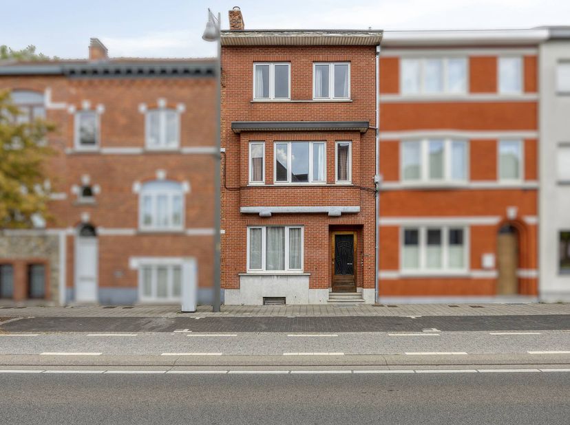 Via de inkomhal heb je toegang tot de trap naar boven, de kelder en de keuken. Deze geïnstalleerde keuken geeft toegang tot de woonkamer aan de voorka