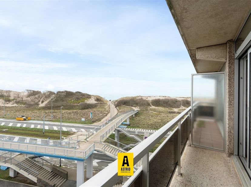 Zonnige studio met zeezicht op ideale ligging!! Gelegen op zesde verdieping van de residentie Astrid (met lift) met zicht op de duinen, de zee en het