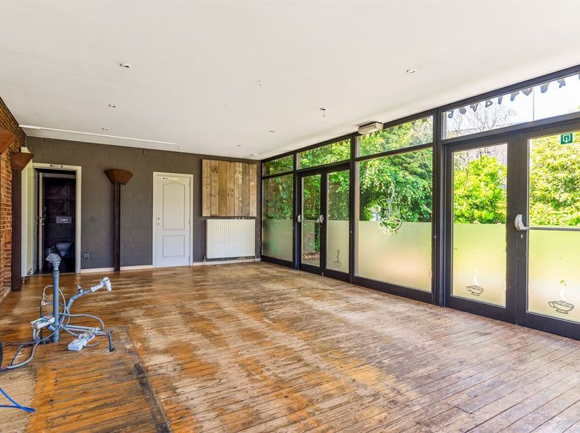 Immeuble commercial avec logement situé dans un emplacement de choix à Lommel<br />
Cet immeuble commercial est situé dans la Stationsstraat à Lommel,