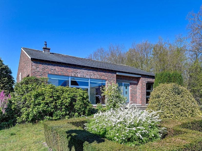 Welkom in de Bergstraat 13.<br />
Op deze rustige toplocatie vinden we dit gelijkvloers huis terug.<br />
In de lichtrijke leefruimte kan er door het