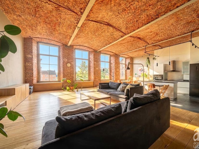 Situé dans un quartier récemment réaménagé, cet appartement de 171 m² s’inscrit au cœur de la Résidence Artic, une reconversion prestigieuse des ancie