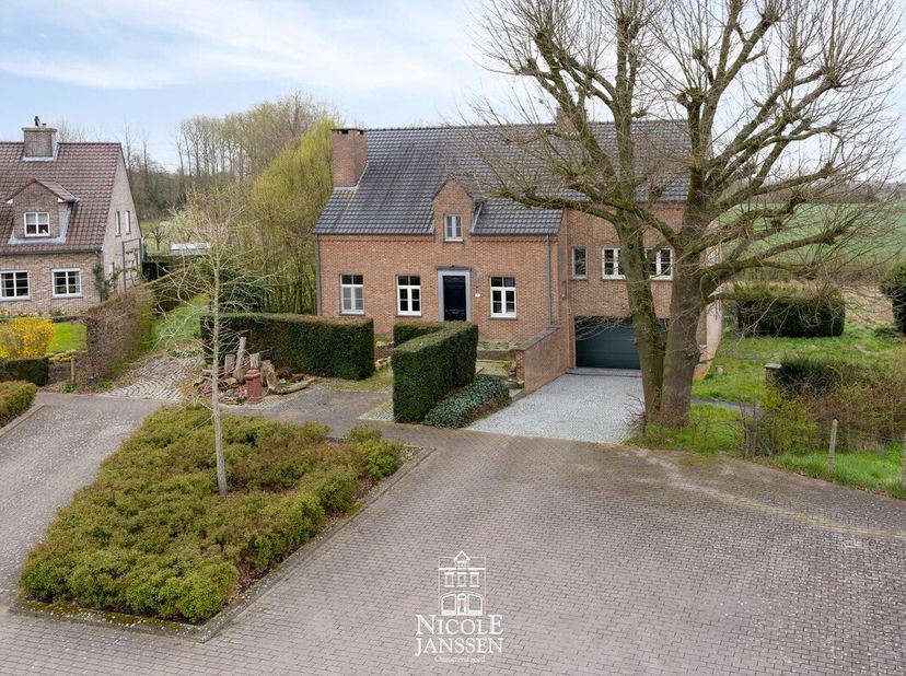 Dit landhuis met karakter geniet van een prachtig open zicht over de achterliggende weilanden.<br />
De woning is verrassend ruim ingedeeld over diver