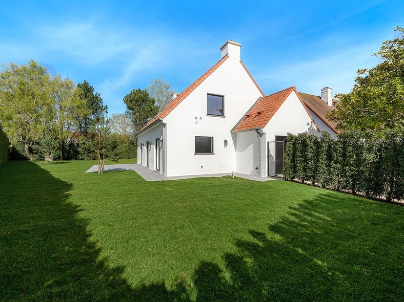 Deze smaakvol afgewerkte woning is gelegen in een rustige en gegeerde villawijk en biedt een perfecte combinatie van comfort, ruimte en privacy.<br />