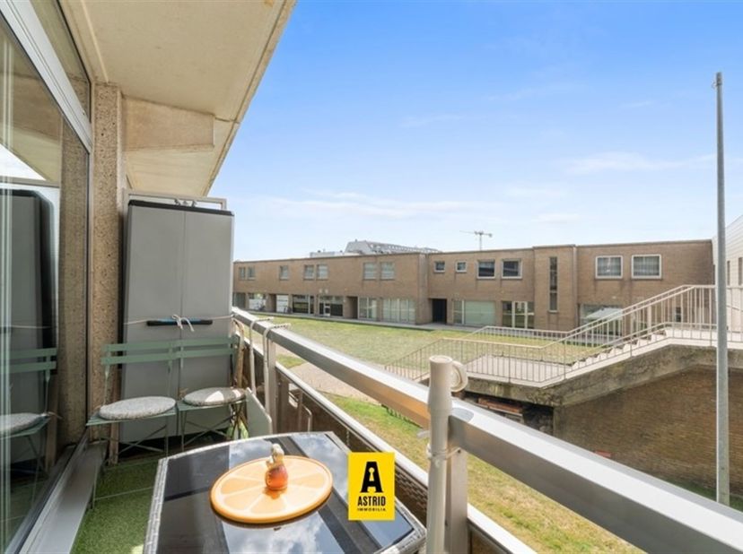 Leuk en zonnig appartement op topligging te Bredene! Gelegen op de eerste verdieping van de uitermate verzorgde residentie Astrid, te midden van het t
