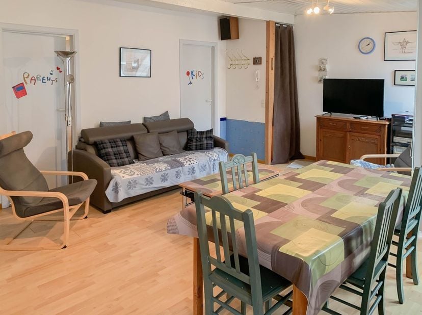 Gezellig appartement met twee slaapkamers in De Panne! Het appartement bevindt zich in een kleinschalig gebouw. (derde verdieping zonder lift) De ligg
