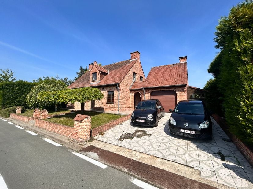 Bas-Warneton - Villa avec jardin bien entretenu à vendre.Composée de:Entrée, salon avec véranda ensoleillée, cuisine, buanderie et garage spacieux1er