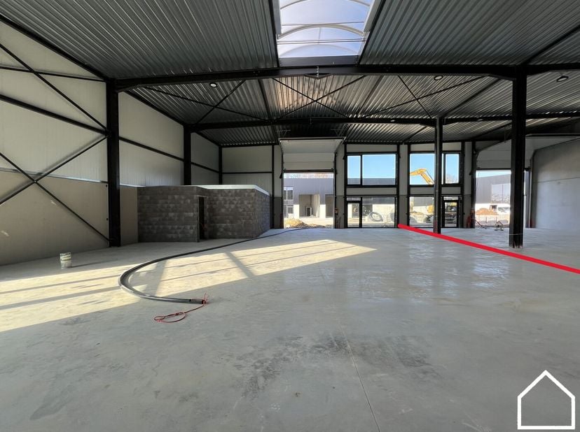 Moderne KMO-unit met uitstekende bereikbaarheid en een totale oppervlakte van 266m².<br />
<br />
Op slechts 10 minuten rijden van Ieper bevindt zich