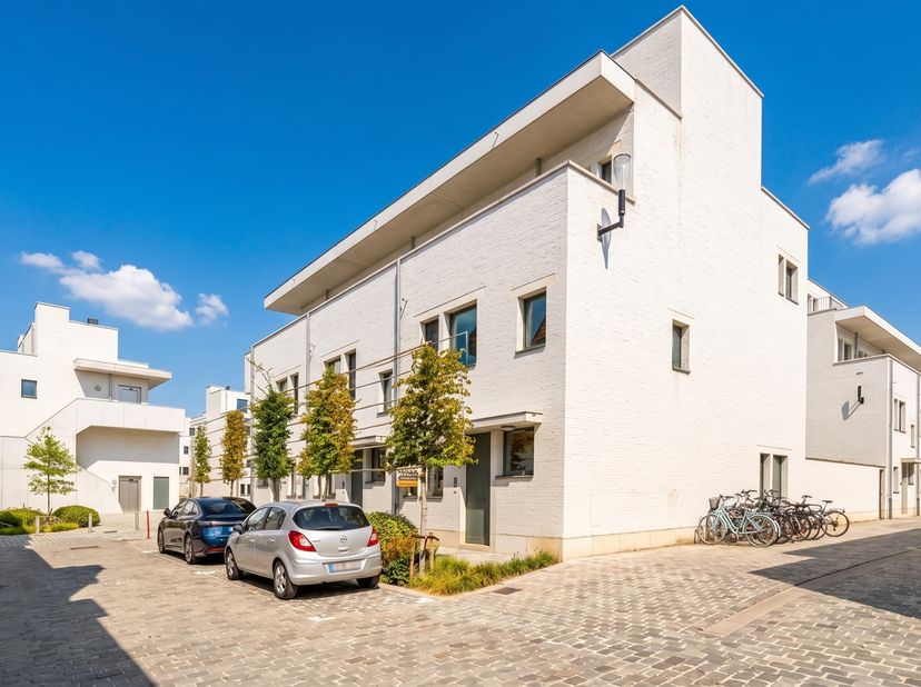 In de vernieuwde stadswijk DijleDelta-Bottelarij, gelegen tussen het Klein Begijnhof en de bruisende Vaartkom, bieden wij u met trots deze multifuncti