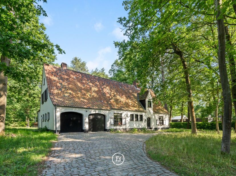 Deze karaktervolle villa bevindt zich op een mooi perceel van 2.507 m² in het gegeerde Tillegembos en biedt een interessante opportuniteit voor wie op