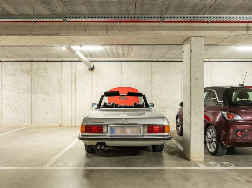 Bent u op zoek naar een veilige en praktische parkeeroplossing in Deurne? Deze privatieve staanplaats, gelegen in een recent nieuwbouwproject (2024) a