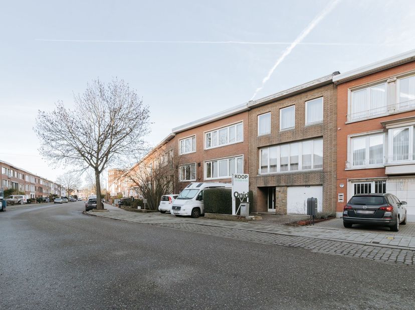 Voor wie van een renovatieproject houdt, is deze bel-etage een echte parel, dankzij de authentieke elementen die goed bewaard zijn gebleven. Daarnaast