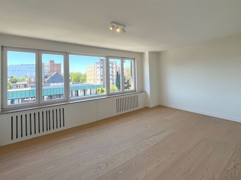 Energiezuinig gerenoveerd appartement rustig gelegen vlakbij de voornaamste invalswegen, station, tram, bushaltes, park, supermarkt,.... <br />
Het ap