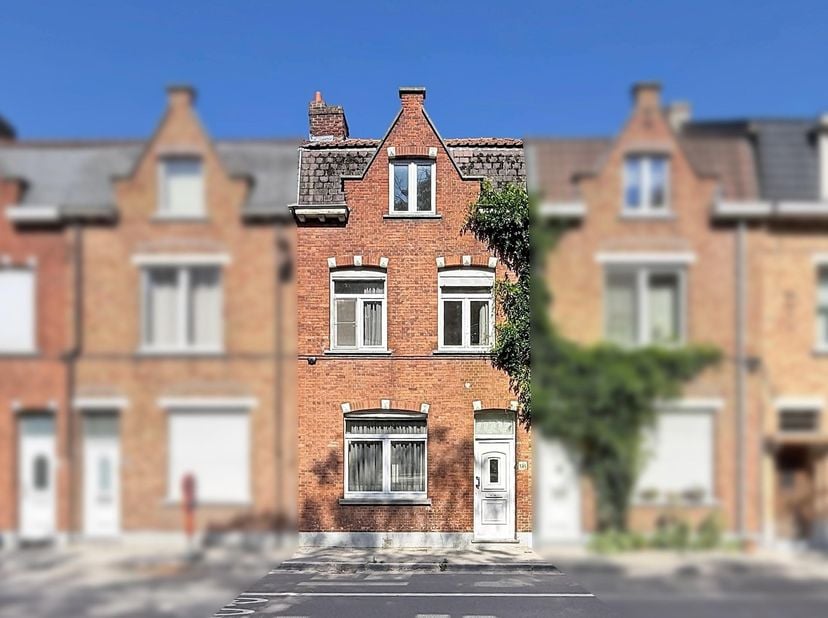 KARAKTERVOLLE WONING IN HARTJE BRUGGE - <br />
<br />
Deze karaktervolle rijwoning uit 1933 ligt nabij het Baron Ruzettepark en op amper 1,5 km van he