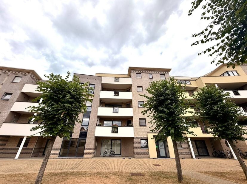 Située sur la charmante place Anne Frank, vous découvrirez cette grande maison avec deux chambres complètes au troisième étage. Vous pourrez y profite