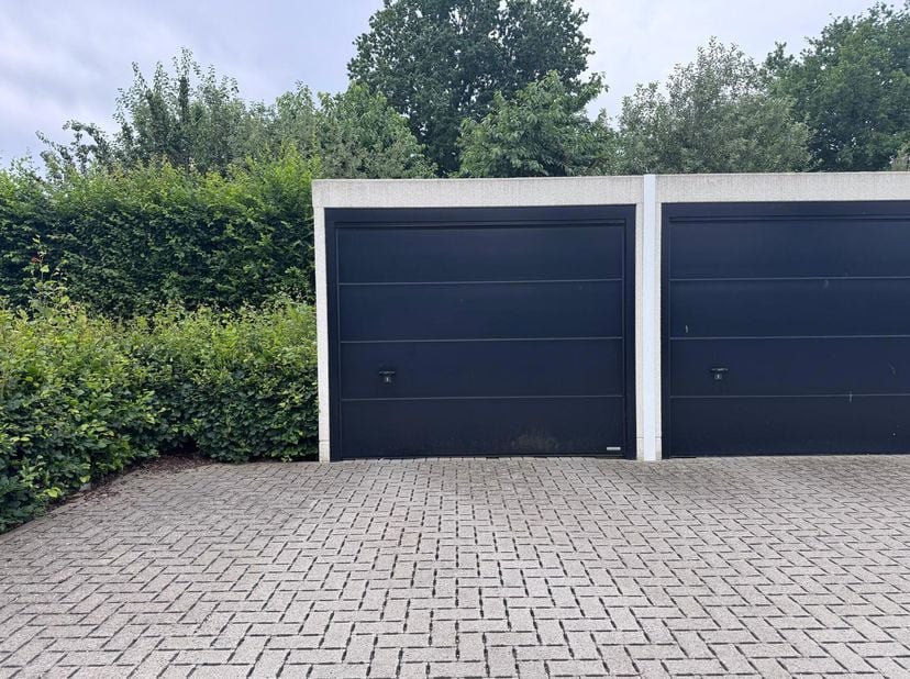 Deze garage is gelegen in residentie Colette. De garage is 2.95 m breed, 6 m diep en 2.55 m hoog. <br />
De garage is afgewerkt in crepi en beschikt o