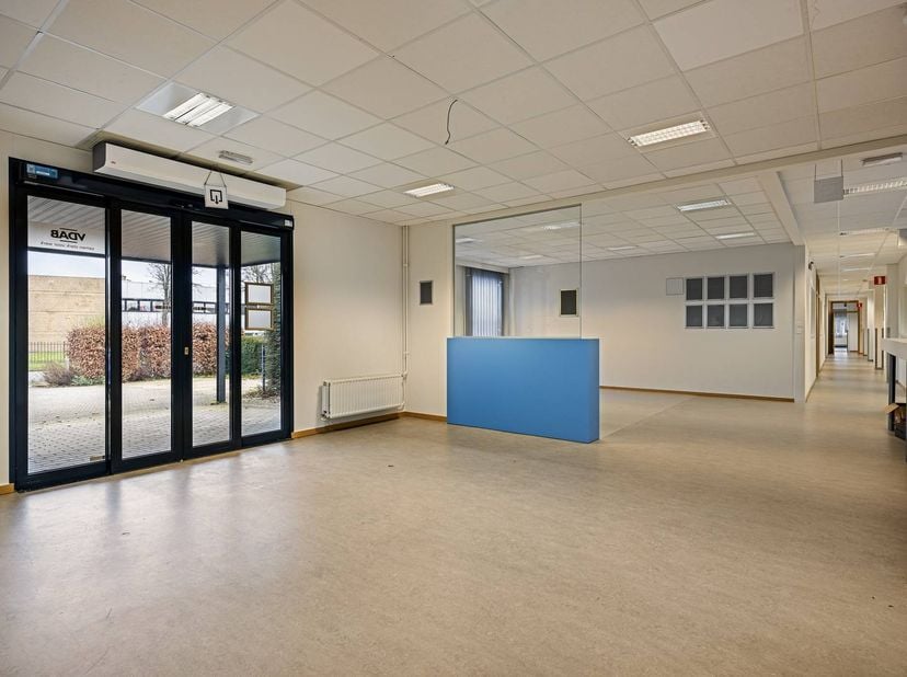 Cet immeuble de bureaux/commercial idéalement situé sur l'Omleiding nord-est de Saint-Trond offre une opportunité unique aux entrepreneurs. Situé dans