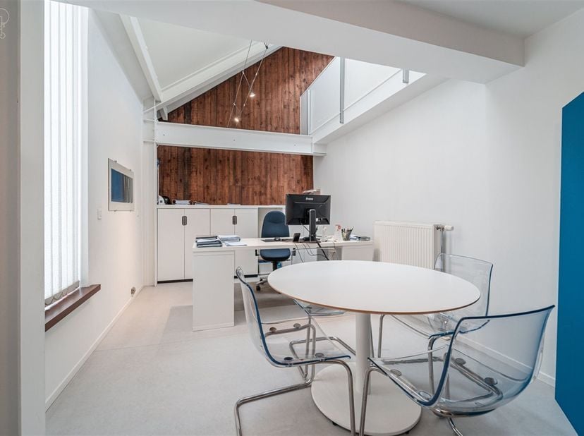 Bureau/local en duplex d'env. 94.70m² au 1er étage et 2ème étage d'un immeuble situé en plein centre-ville de Comines. <br />
Actuellement décomposé
