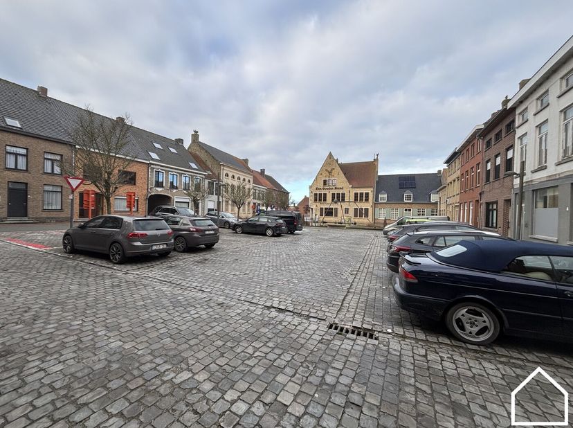 Knusse gerenoveerde rijwoning met dakterras in Roesbrugge-Haringe<br />
<br />
In het charmante en landelijke Roesbrugge-Haringe, een deelgemeente van