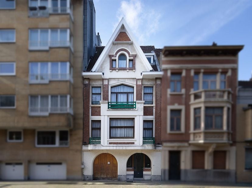 Property One vous propose cette élégante maison unifamiliale idéalement située dans un quartier résidentiel très recherché, entre les stations Pétillo