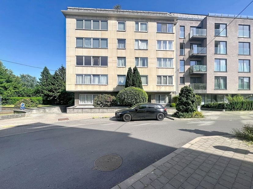 EVERE – Appartement met 2 slaapkamers, balkon, lift en kelder in een rustige straat<br />
Gelegen op de 4de verdieping van een gebouw met lift, zal di