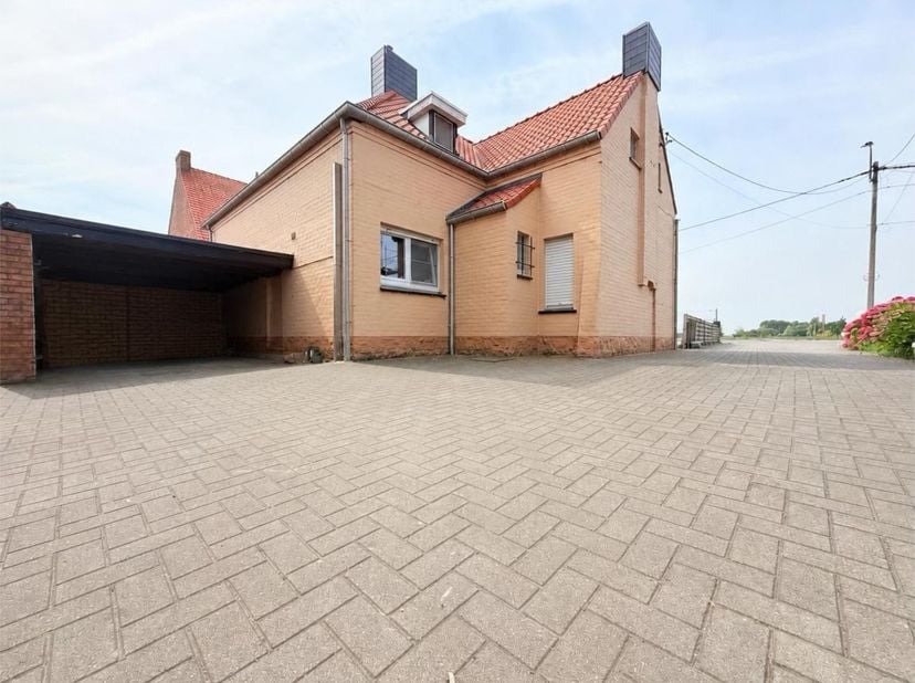 STARTPRIJS, Elk bod hoger dan deze startprijs, wordt voorgelegd aan de eigenaars, die al dan niet kunnen ingaan op dit aanbod<br />
<br />
In het pitt