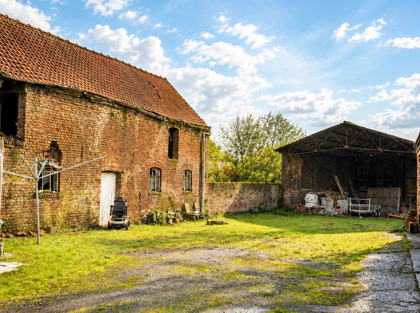 Bien à renover entièrement en vente avec un projet de construction de 2 maisons.<br />
Emplacement calme et proche de toutes commodités.<br />
Investi