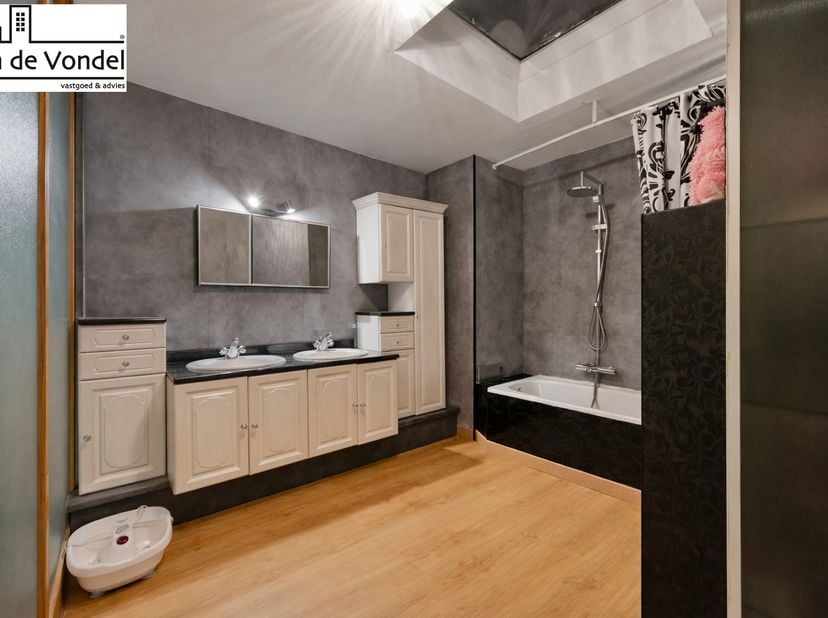 Bent u op zoek naar een instapklare woning in het centrum van Aalst, eventueel gecombineerd met een eigen zaak? Dan is dit pand absoluut het ontdekken