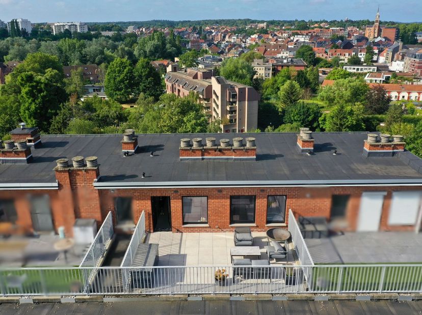 Dit recent stijvol gerenoveerde penthouse appartement is gelegen op de zevende en hoogste verdieping van een gebouw gelegen aan de Leuvense stadsring.