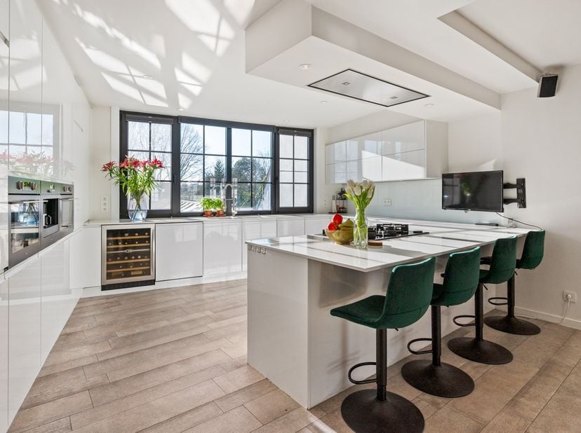 Dit uitzonderlijk duplex appartement is gelegen langs de Turnhoutsebaan in Schilde, een locatie die vlot bereik combineert met een aangename, resident