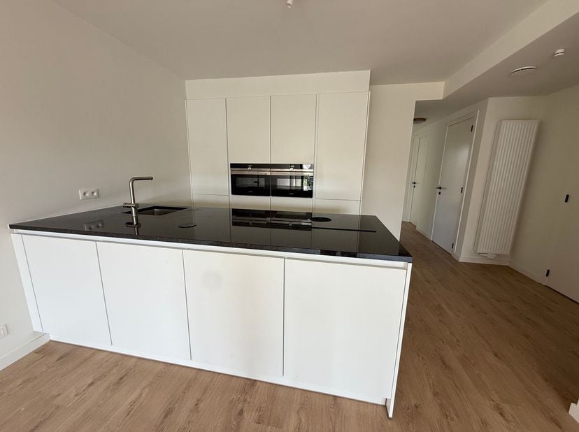 Journée portes ouvertes le samedi 14 mars de 14h à 15h<br />
Situation : L'appartement est situé dans un quartier calme de Brasschaat, avec des magas